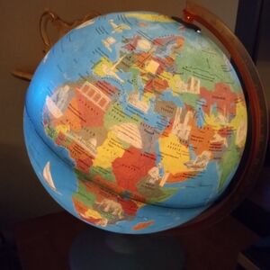 VINTAGE 1970'S GUINNESS WORLD RECORDS GLOBE LAMP